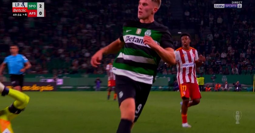 Gyokeres em velocidade pica a bola sobre Ochoa e faz o 2º do Sporting (VÍDEO)