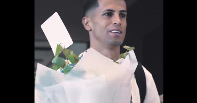 A prenda que João Cancelo recebeu na chegada à Arábia Saudita (VÍDEO)