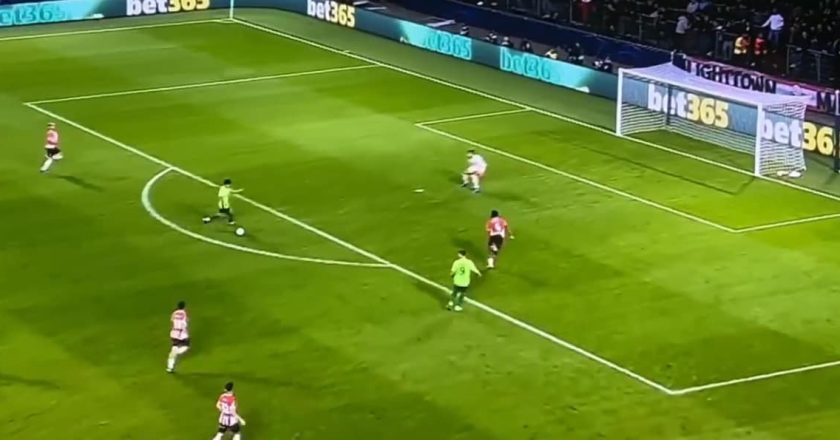 Eduardo Quaresma ia isolado para a baliza do PSV mas escorregou na hora H (VÍDEO)