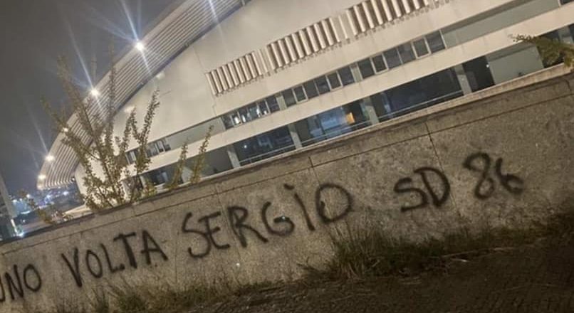 Super Dragões deixaram mensagens de protestos a Vitor Bruno e Villas-Boas