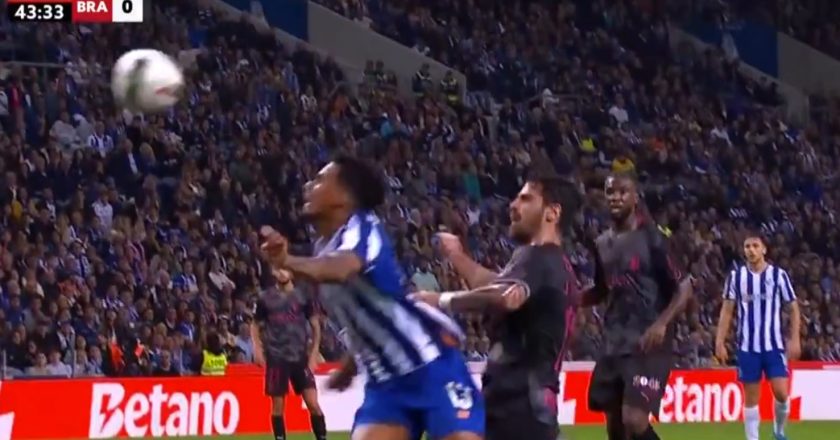 O lance que deu o penálti para o FC Porto (VÍDEO)