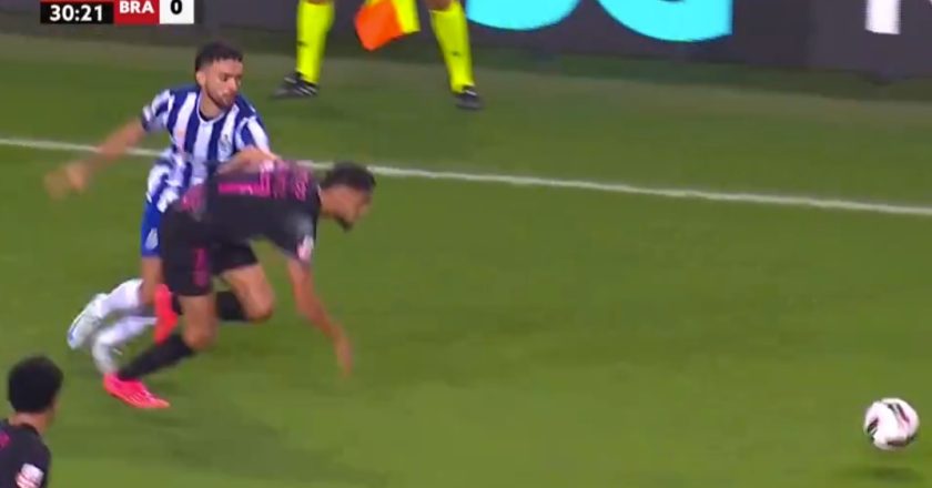 Jogadores do SC Braga ficaram a pedir expulsão para o FC Porto neste lance (VÍDEO)