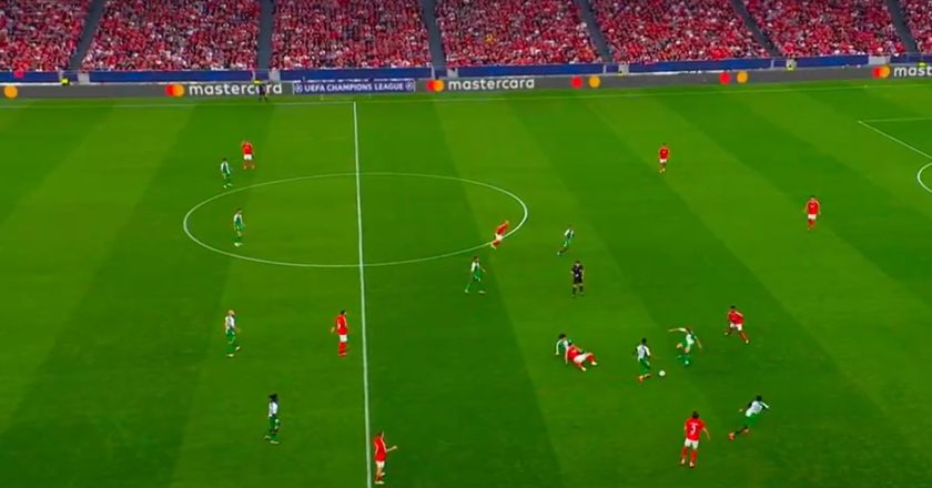 Benfica ficou a pedir falta no segundo golo do Feyenoord (VÍDEO)