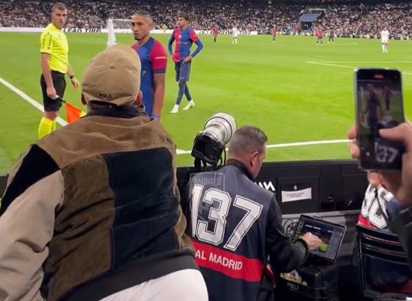 O momento mais polémico do jogo entre o Real Madrid e o Barcelona aconteceu nas bancadas