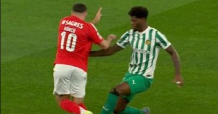 Benfica ficou a pedir cartão vermelho nesta falta sobre Kokçu (VÍDEO)