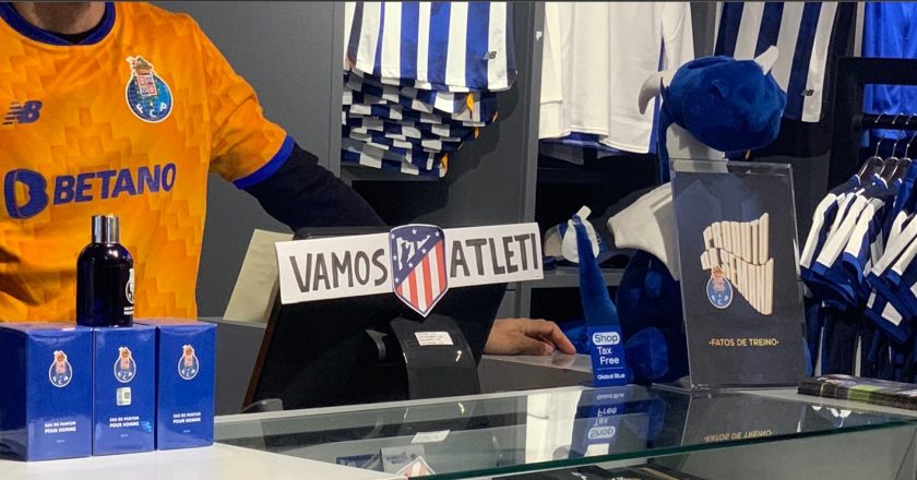 Loja do FC Porto perto do Estádio da Luz estava a torcer pelo Atlético de Madrid e deixou-o bem visível