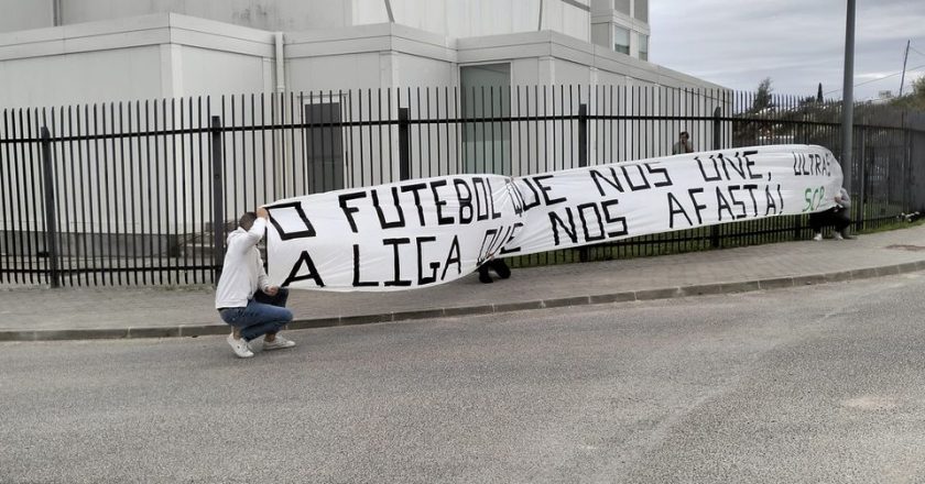 Claque do Sporting protesta contra a Taça da Liga na Cidade do Futebol