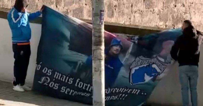 Membros dos Super Dragões penduraram tarjas de apoio a Madureira em frente ao tribunal