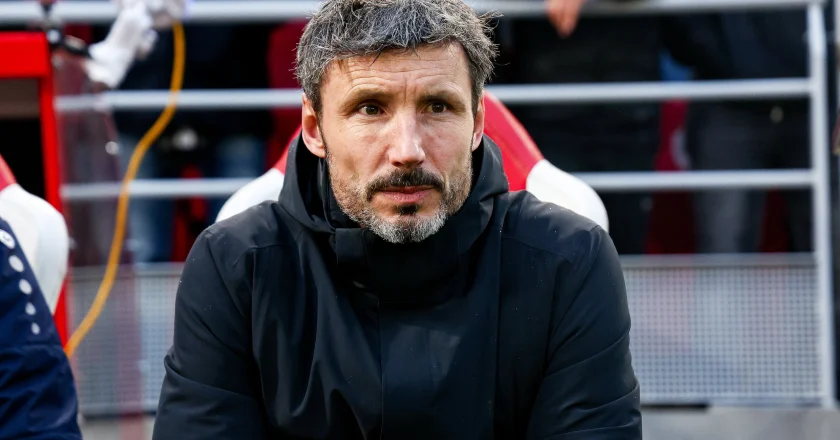 Van Bommel admite ter sido contactado pelo Benfica após saída de Roger Schmidt