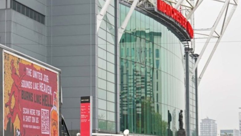 Carrinha estacionada perto de Old Trafford com um aviso a Rúben Amorim