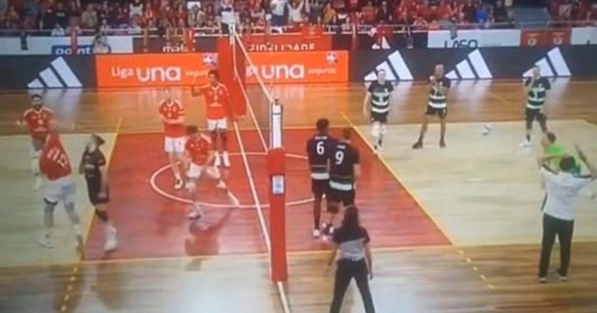 Jogador do Benfica deu uma cotovelada num colega no jogo frente ao Sporting
