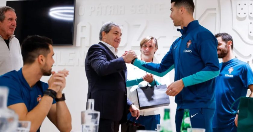 A prenda que os jogadores portugueses deram a Fernando Gomes antes do último jogo na FPF