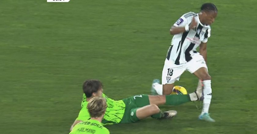 Jogadores do Amarante ficaram a pedir expulsão para Daniel Bragança após este lance (VÍDEO)