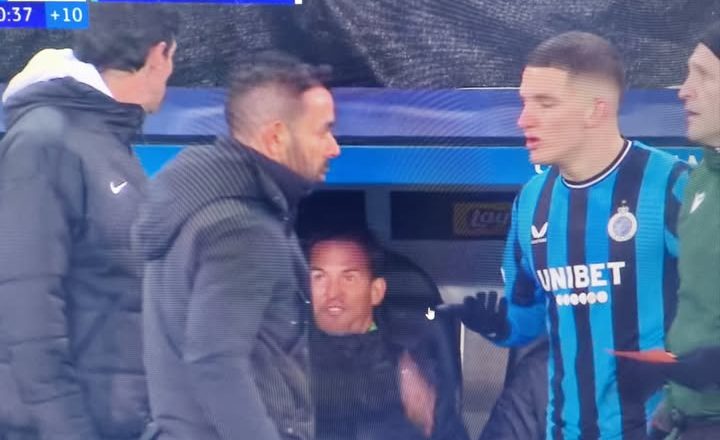 João Pereira furioso com o adjunto por não ter reclamado junto do árbitro (VÍDEO)