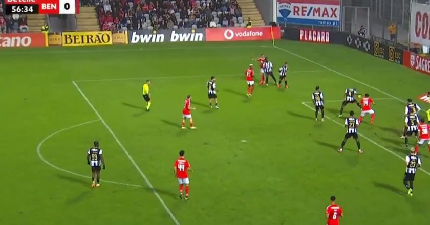 O lance que deu o penálti para o Benfica frente ao Nacional (VÍDEO)