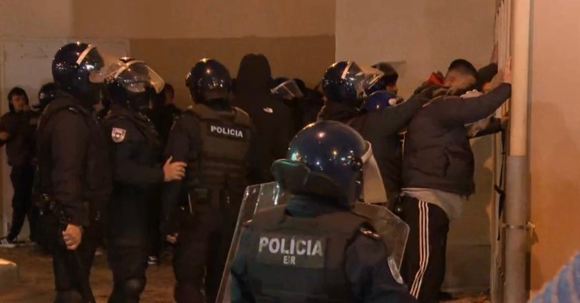 Dezenas de adeptos do Benfica fugiram da caixa de segurança no caminho para Alvalade e gerou-se o PÂNICO (VÍDEO)