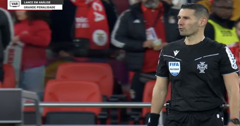 O penalti que o arbitro marcou contra o Benfica e que o VAR ANULOU (VÍDEO)