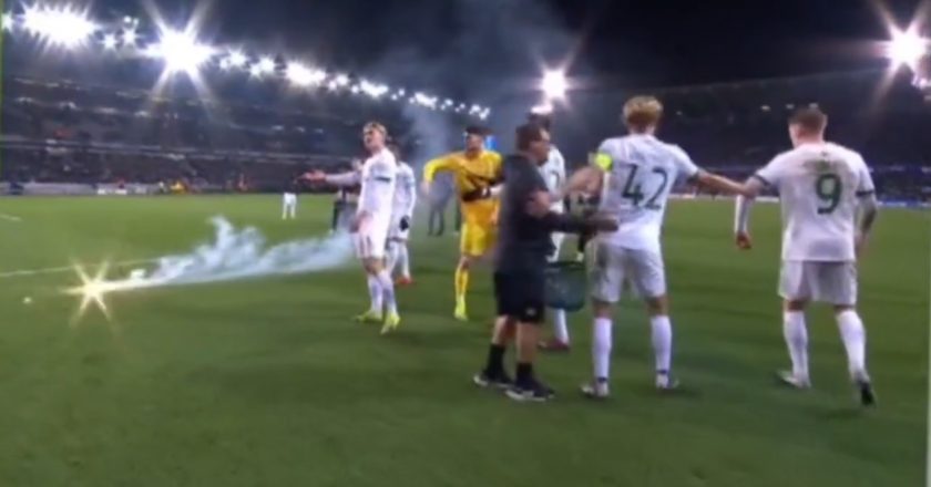 Ambiente está de cortar à faca! Jogadores do Sporting foram agradecer apoio e adeptos atiraram tochas (VÍDEO)