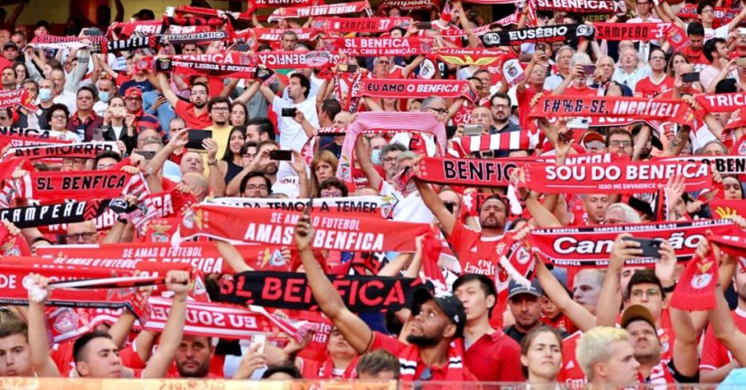 Adepta do Benfica foi expulsa do estádio e o clube é que vai pagar