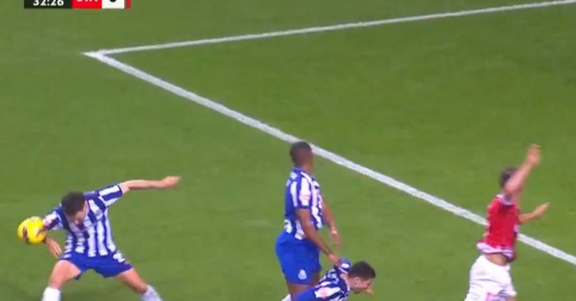 Santa Clara ficou a pedir grande penalidade por mão na bola de João Mário (VÍDEO)