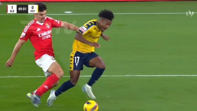 Revelado áudio do penalti revertido no jogo Benfica x Estoril (VÍDEO)
