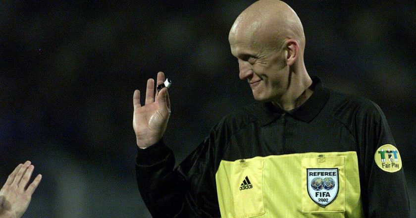 Lenda da arbitragem confessa que violou as regras numa final do Mundial