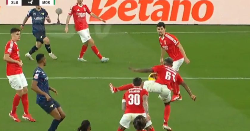Moreirense ficou a pedir penalti nos descontos contra o Benfica após este lance (VÍDEO)