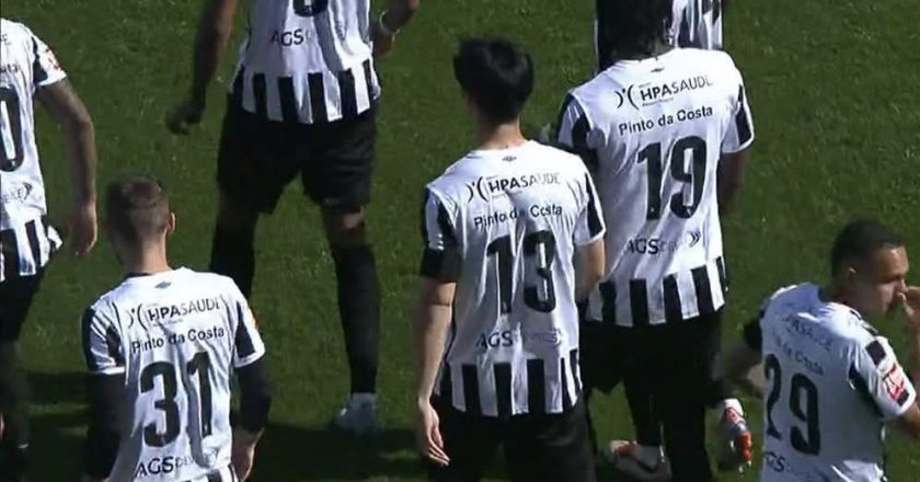 Jogadores do Portimonense entraram em campo com o nome de Pinto da Costa nas camisolas