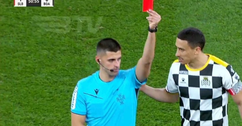 Jogador do Boavista bem expulso? Veja o vídeo! Árbitro foi chamado pelo VAR (VÍDEO)