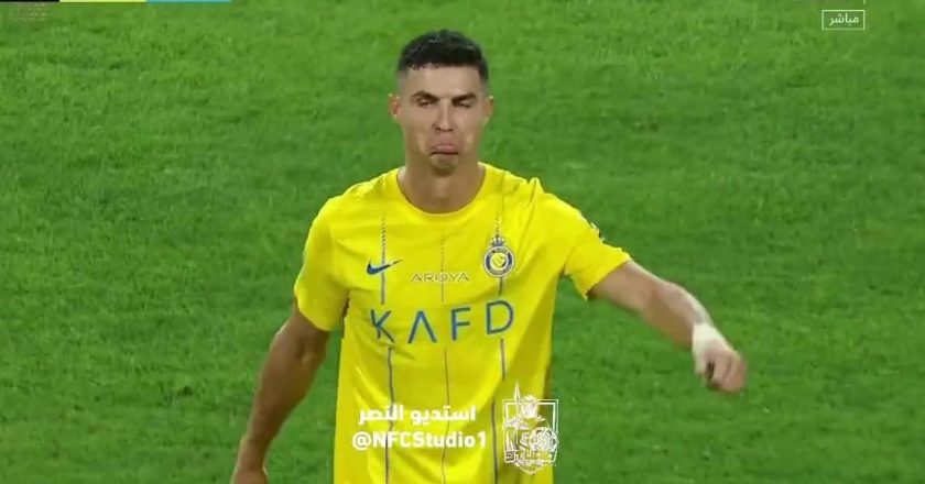 Cristiano Ronaldo de cabeça perdida atira bola para a bancada (VÍDEO)