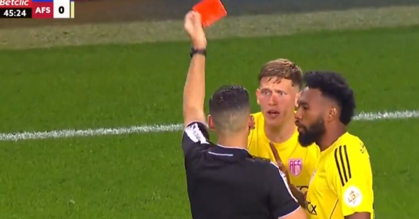 O lance que deu na expulsão de Nacho frente ao FC Porto (VÍDEO)