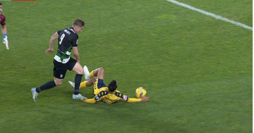O lance que deu penálti para o Sporting e expulsão para o jogador do Estoril (VÍDEO)