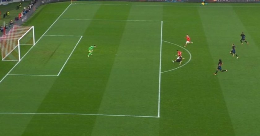 Pau Cubarsi (Barcelona) foi expulso frente ao Benfica aos 20 minutos depois deste lance … (VÍDEO)