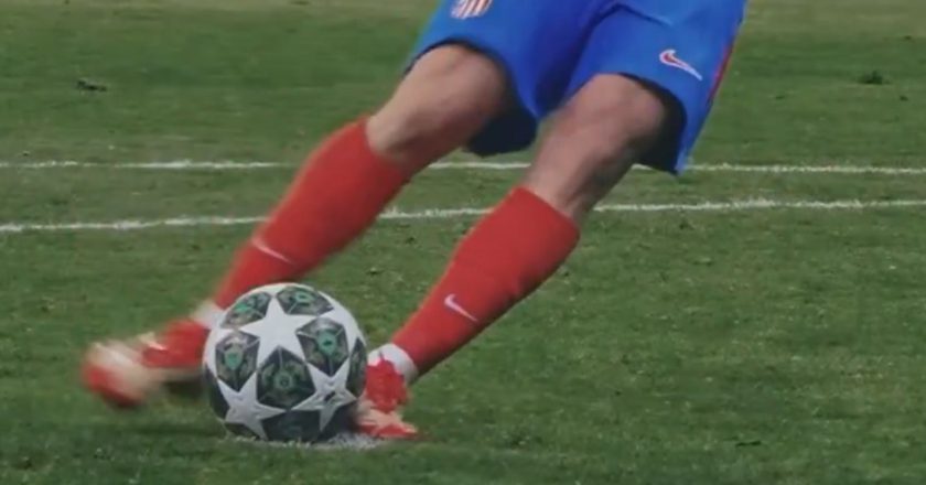 Tocou ou não tocou? A repetição aproximada que tira as dúvidas ao penálti anulado a Alvarez (VÍDEO)