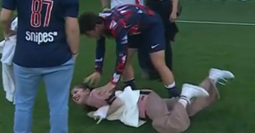 Durante festejos do título do PSG, João Neves fez uma rasteira à namorada e já ficou viral (VÍDEO)