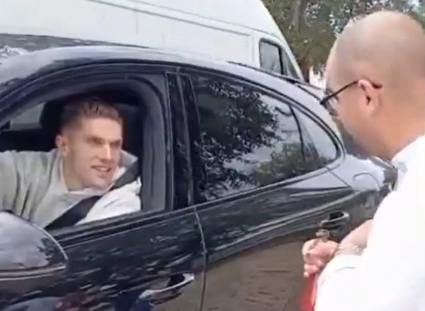 Adepto do Sporting deu uma prenda curiosa a Gyokeres na porta da Academia (VÍDEO)