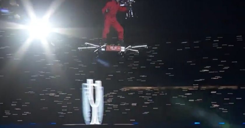 A forma épica como o troféu da Taça do Rei chegou ao estádio (VÍDEO)
