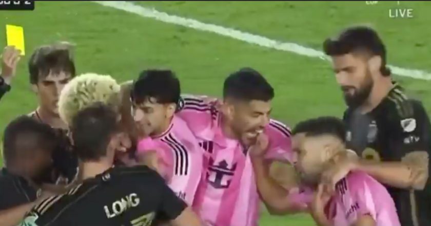 Luis Suárez tenta morder novamente… mas recua ao perceber que é um colega de equipa