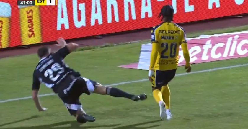 Penálti assinalado no jogo entre o Casa Pia e Estoril está a correr mundo pelos piores motivos (VÍDEO)