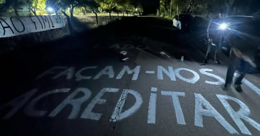 Claque do Sporting deixou mensagens de apoio durante a noite para o dérbi frente ao Benfica