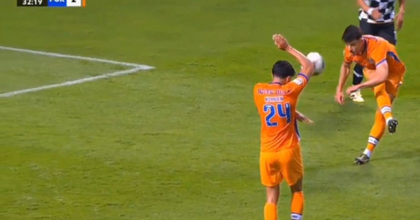 O lance do penalti contra o FC Porto que está a correr o mundo (VÍDEO)
