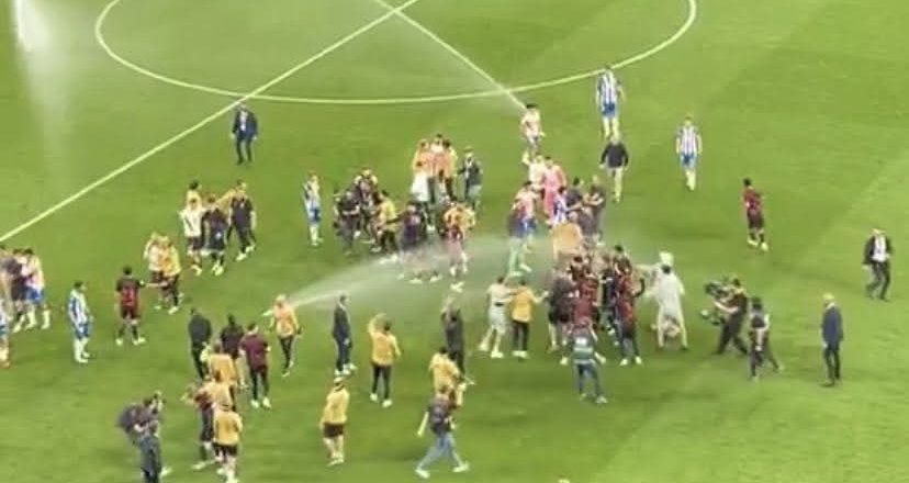 Barcelona foi campeão e Espanyol ligou sistema de rega (VÍDEO)