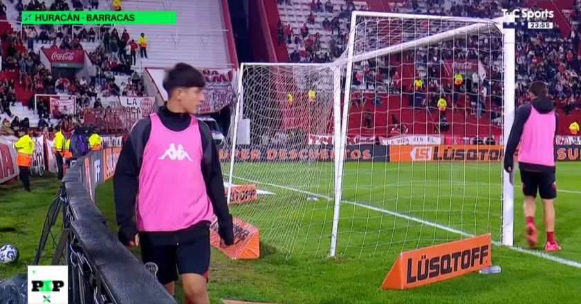 Guarda-redes acusa apanha-bolas de roubarem os seus pertences da baliza em jogo na Argentina