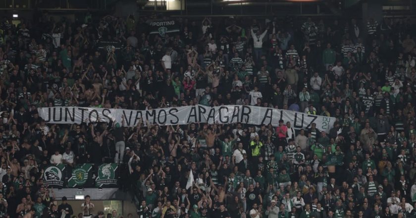 Adeptos do Sporting exibiram tarja no final do jogo com aviso ao Benfica