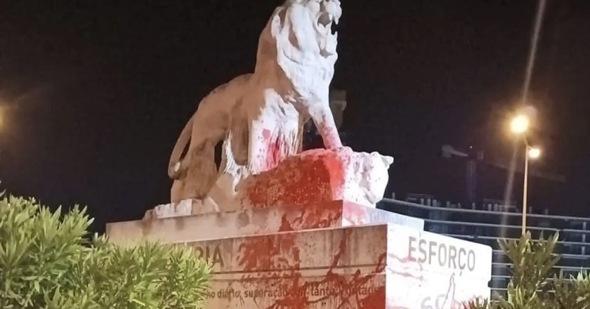 Estátua do leão perto do Estádio de Alvalade foi VANDALIZADA de vermelho