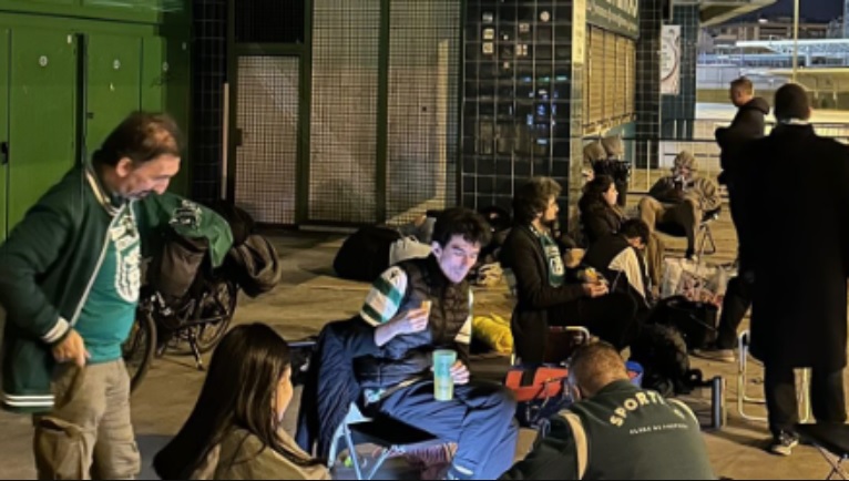 Adeptos do Sporting dormem em Alvalade por bilhetes para jogo do título