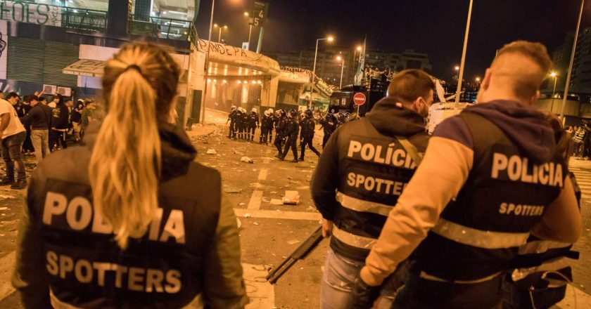 Adepto do Sporting AGREDIDO por agente da PSP após algemado (VÍDEO)