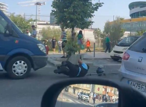 Polícia atropelado pelo próprio carro da PSP junto ao Estádio de Alvalade antes da final do futsal (VÍDEO)