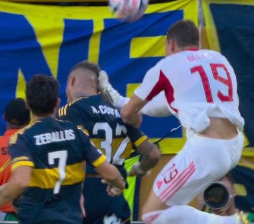 A falta que deu na expulsão de Belotti contra o Boca Juniors (VÍDEO)
