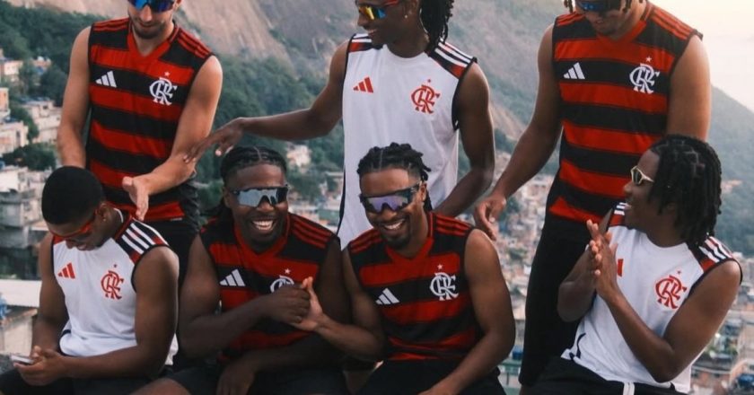 Gonçalo Inácio fotografado numa favela do Brasil com a camisola do Flamengo